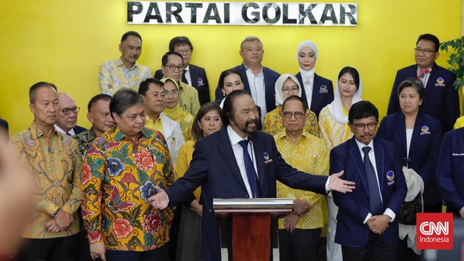 Paloh Ungkap Alasan Lebih Pilih Bertemu Golkar Ketimbang PKS-PD Surya Paloh ungkap alasan lebih memilih bertemu Ketua Umum Golkar Airlangga Hartarto ketimbang Ketum partai di dalam Koalisi Perubahan.