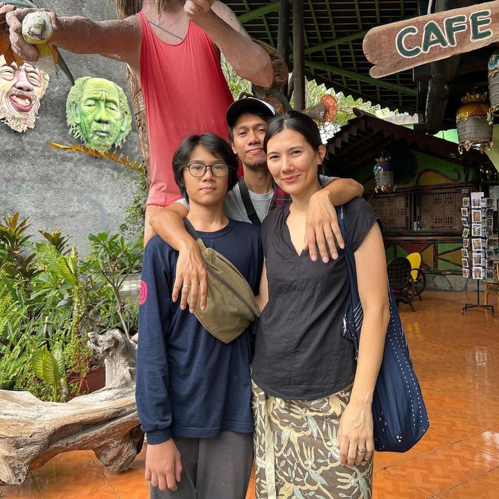 <p>Tak hanya bermain gitar, ternyata El Pitu juga kerap ikut serta ketika sang Ayah tengah membuat musik. Ia pernah terlihat asyik menyesuaikan not di depan monitor (Foto: Instagram: @erosscandra)</p>