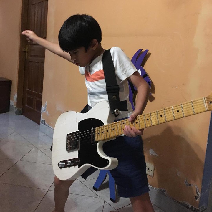 <p>Sebagai orang tua sekaligus musisi, Eross tak keberatan ketika harus mengajarkan El Pitu bermain gitar. "Sementara gaya dan monyongnya dulu," kata Eross kala itu. (Foto: Instagram: @erosscandra)</p>