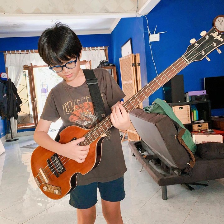 <p>Sejak kecil, ternyata El Pitu sudah menunjukkan minatnya di dunia musik. Sama seperti sang Ayah, El Pitu gemar memainkan alat musik gitar, lho. (Foto: Instagram: @elpitu_candra)</p>