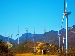 China Bakal Pangkas Subsidi buat Pembangkit Listrik Surya & Angin