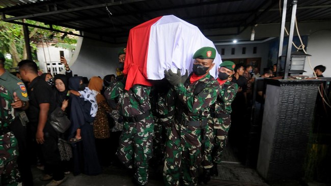Pratu F tewas terjatuh ke jurang ketika KKB menyerang para personel TNI yang sedang berupaya melakukan operasi penyelematan pilot Susi Air Philip Mark Mehrtens.