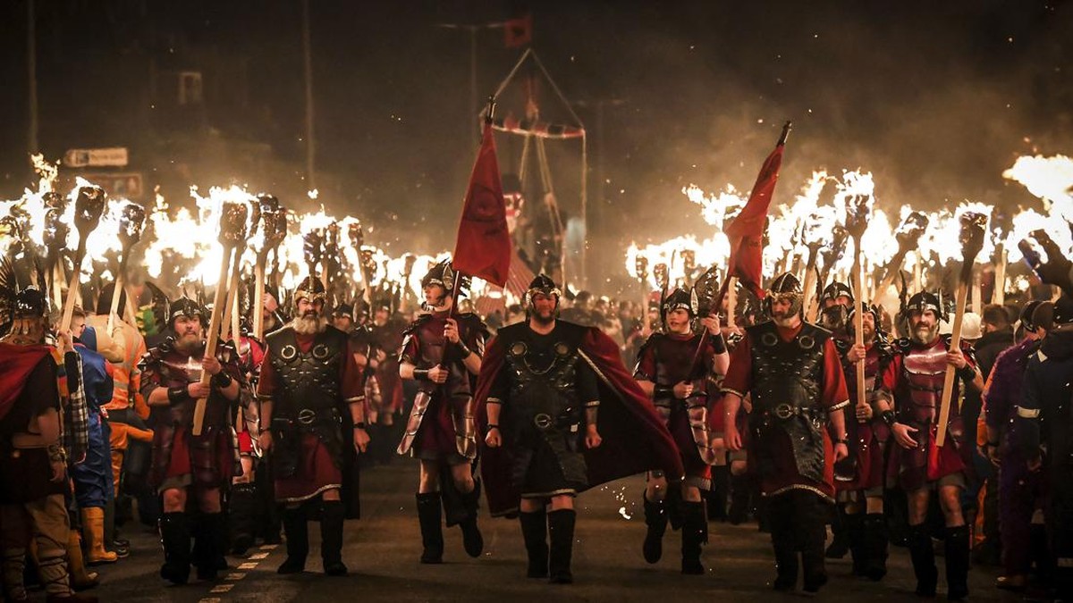 FOTO: Festival Up Helly Aa, Tradisi Bakar Kapal di Skotlandia