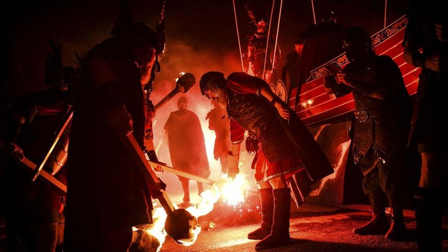 FOTO: Festival Up Helly Aa, Tradisi Bakar Kapal di Skotlandia