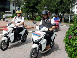 Ridwan Kamil-Bobby Nasution Keliling Medan Naik Motor Listrik