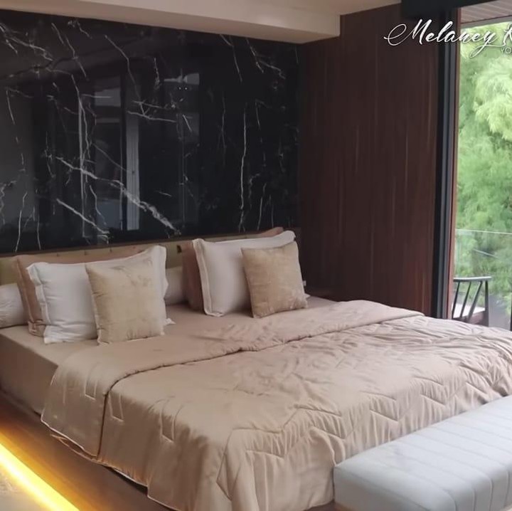 <p>Tidak hanya area ruang tamu dan dapur saja yang terlihat sangat rapi, ternyata kamar laki-laki tampan yang satu ini pun tampak bersih dan rapi, Bunda. Kerja keras Verrell selama di dunia hiburan tidak sia-sia karena sekarang dia bisa memiliki rumah sesuai dengan impiannya. (Foto: YouTube Melaney Ricardo)</p>
