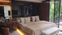 <p>Tidak hanya area ruang tamu dan dapur saja yang terlihat sangat rapi, ternyata kamar laki-laki tampan yang satu ini pun tampak bersih dan rapi, Bunda. Kerja keras Verrell selama di dunia hiburan tidak sia-sia karena sekarang dia bisa memiliki rumah sesuai dengan impiannya. (Foto: YouTube Melaney Ricardo)</p>