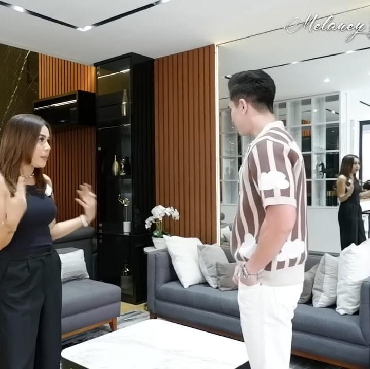 <p>Dalam kanal <em>YouTube Melaney Ricardo</em>, Verrell menyebut bahwa sebagian besar desain dan interior di rumahnya ini adalah keinginannya sendiri. Seperti area ruang tamu dan ruang keluarga yang satu ini. Area ini didominasi oleh warna monokrom seperti hitam, abu-abu, hingga putih, sesuai dengan warna favorit Verrell. (Foto: YouTube Melaney Ricardo)</p>
