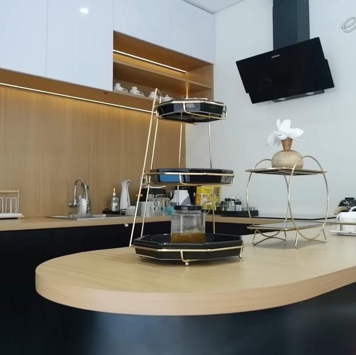 <p>Masih sama seperti area yang lainnya, dapur Verrel pun didominasi oleh warna hitam dan cokelat. Tak ingin semua area terlalu tampak maskulin, Verrel menambahkan motif bunga-bunga pada<em> kitchen set</em>-nya, Bunda. (Foto: YouTube Melaney Ricardo)</p>