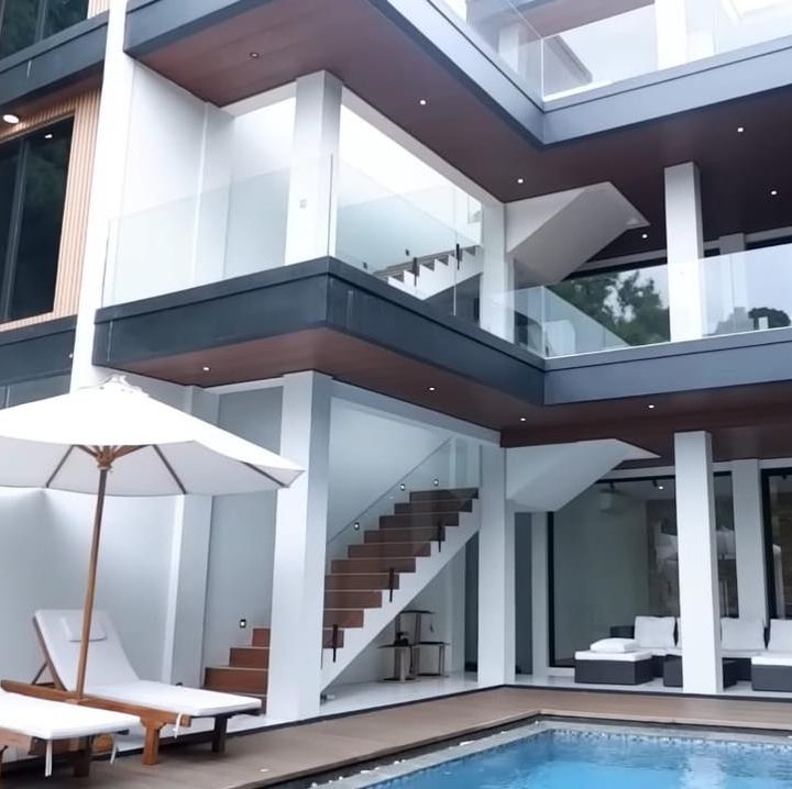 <p>Setiap orang pastinya memiliki rumah impian, sama seperti Verrell Bramasta yang akhirnya bisa mewujudkan rumah impiannya ini. Rumah yang berada di kawasan Jagakarsa, Jakarta Selatan, ini memiliki konsep minimalis dan banyak ruang terbuka, Bunda. (Foto: YouTube Melaney Ricardo)</p>