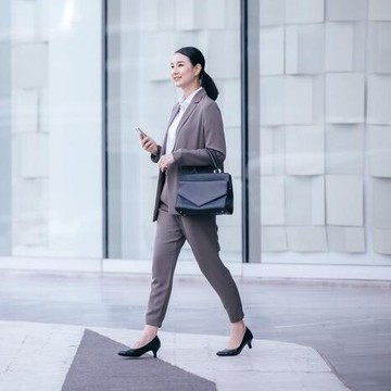 img-title Satu Rutinitas Mudah saat Pergi ke Kantor Ini Bisa Bantu Kamu Hilangkan Perut Buncit, Yuk Mulai Biasakan!