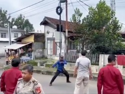 Bukan Preman! Pria Nantang Polisi Pakai Jurus Silat Dikabarkan ASN