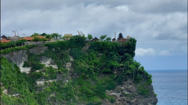 Daya tarik wisata dan budaya membuat Desa Pecatu di Kecamatan Kuta Selatan terus berkibar dalam deret teratas pelesir terbaik di Pulau Dewata.