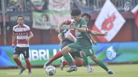 Viral Reva Adi Emosional Mohon Pelatih Madura United Jangan Mundur