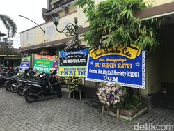 Pelayat Berdatangan di Rumah Duka Shinta Ratri Pendiri Ponpes Waria Jogja