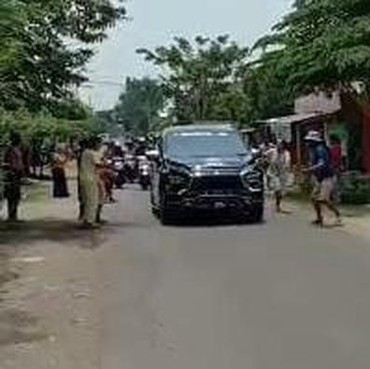 Inikah Sosok Pengendara Mobil Viral Sebar Uang Rp100 Ribu di Desa Jombang?