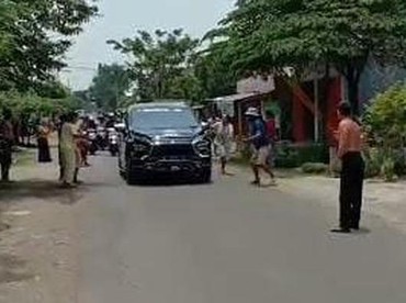 Inikah Sosok Pengendara Mobil Viral Sebar Uang Rp100 Ribu di Desa Jombang?