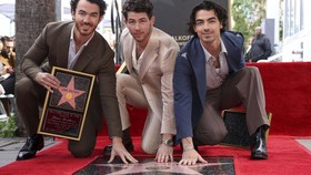 FOTO: The Jonas Brothers Diberi Bintang Hollywood of Fame
