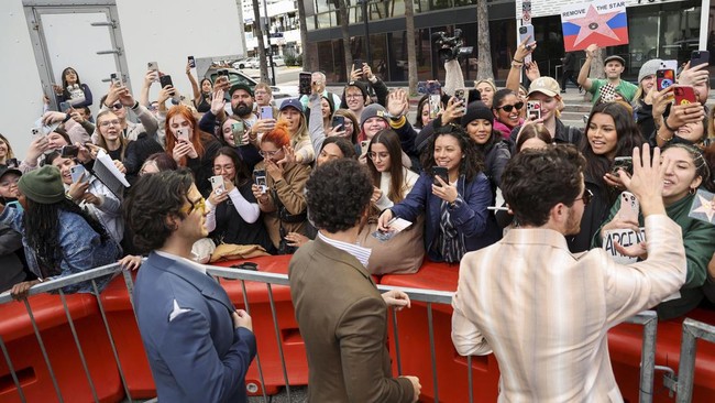 FOTO: The Jonas Brothers Diberi Bintang Hollywood of Fame
