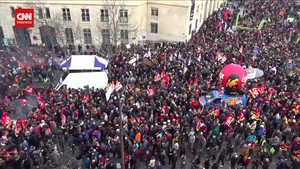 VIDEO: 'Lautan' Massa Protes Tolak Perpanjangan Usia Pensiun di Paris
