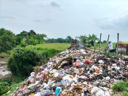 Miris! Pinggir Kali Pepe Boyolali Jadi Sasaran Buang Sampah Liar