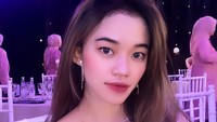 <p>Kini Ummi Quary menjelma menjadi wanita cantik yang kerap terlihat anggun di setiap penampilannya. Ia mengaku mulai berubah sejak beranjak dewasa, Bunda. "Tumbuh tuh setelah SMA sudah mulai <em>(glow up)</em>. Makanya aku baru dapat pacar di umur 20 tahun. Dari dahulu ditolak mulu," cerita Ummi Quary di acara<em> Rumpi TRANS TV.</em> (Foto: Instagram @ummi_quary)</p>