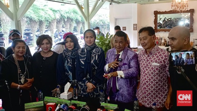 Hotman Paris Beber Alasan Venna Enggan Temui Keluarga Ferry Irawan Hotman Paris mengungkapkan kemungkinan alasan Venna Melinda enggan bertemu keluarga Ferry Irawan usai kasus dugaan KDRT.