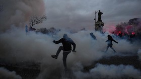 FOTO: Jutaan Warga Prancis Demo Macron soal Perpanjangan Usia Pensiun
