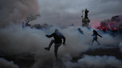 img-title FOTO: Jutaan Warga Prancis Demo Macron soal Perpanjangan Usia Pensiun