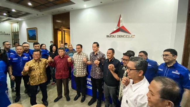 Petinggi PKS dan Demokrat merespons pernyataan terbaru Sekjen PDIP yang menyindir bakal Koalisi Perubahan hingga bakal capres mereka, Anies Baswedan.