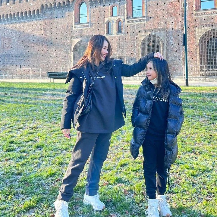<p>Momen liburan kali ini juga Ayu bagikan melalui media sosial Instagram. Dalam unggahan tersebut, ia bersama Bilqis tampak sedang menikmati suasana yang cerah. (Foto: Instagram ayutingting92) <br /><br /></p>