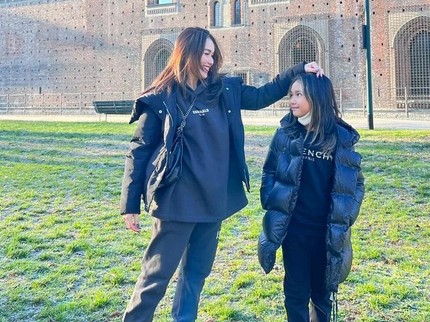 7 Potret Kompak Ayu Ting Ting dan Bliqis Liburan di Italia, Stylish Pakai Outfit Senada