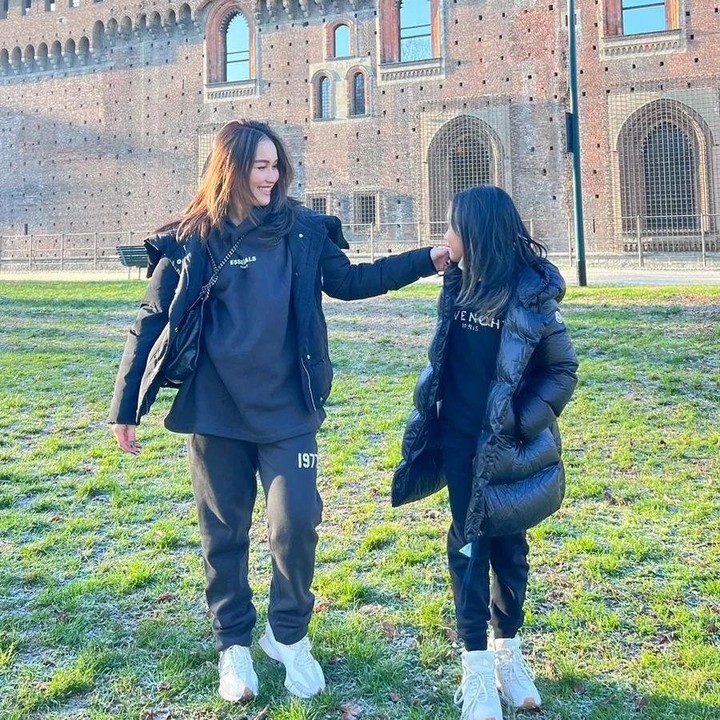 <p>Keduanya juga tampil kompak. Pasangan bunda dan anak ini terlihat mengenakan outfit senada serba hitam. Mereka jadi terlihat lebih stylish dan keren, ya? (Foto: Instagram ayutingting92)<br /><br /><br /></p>