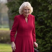 Gaya Elegan Camilla saat Gantikan Tugas Pangeran Andrew, Pakai Tas Chanel Seharga Puluhan Juta
