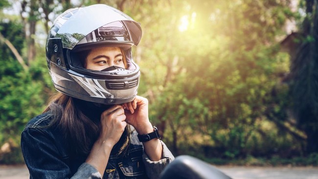 3 Cara Memilih Ukuran Helm yang Pas di Kepala Hendak membeli helm baru? Simak cara memilih ukuran helm yang pas agar tidak terlalu kekecilan atau kebesaran saat dipakai.