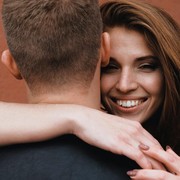 8 Cara Menjaga Komunikasi yang Baik dengan Pasangan, Biar Terus Langgeng Sampai Bertahun-tahun