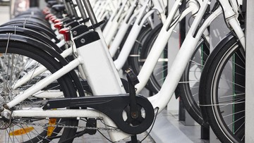 Pengendara Sepeda Listrik Tewas Ditabrak Mobil di Jakarta Utara
