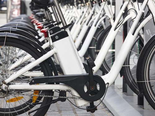 Pengendara Sepeda Listrik Tewas Ditabrak Mobil di Jakarta Utara