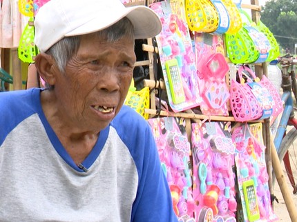 Nestapa Kakek Uja, Berjualan Mainan Keliling demi Menyambung Hidup