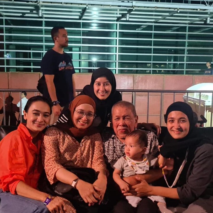 <p>Sabtu (28/1/2023) lalu, Sheila On 7 menggelar konser bertajuk <em>Tunggu Aku di Jakarta</em> yang bertempat di JIExpo Kemayoran, Jakarta Pusat. Saat membuka acara, Duta sang vokalis mengungkapkan kebahagiaan dan rasa terima kasihnya pada semua yang hadir di acara tersebut, tak terkecuali keluarga besar sang istri, Adelia Lontoh. (Foto: Instagram @ananda_faturrahman)</p>