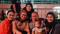<p>Sabtu (28/1/2023) lalu, Sheila On 7 menggelar konser bertajuk <em>Tunggu Aku di Jakarta</em>&nbsp;yang bertempat di JIExpo Kemayoran, Jakarta Pusat. Saat membuka acara, Duta sang vokalis mengungkapkan kebahagiaan dan rasa terima kasihnya pada semua yang hadir di acara tersebut, tak terkecuali keluarga besar sang istri, Adelia Lontoh. (Foto: Instagram @ananda_faturrahman)</p>