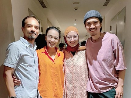 5 Potret Keluarga Duta Sheila On 7 & Sang Ipar Attar Syach, Kompak di Konser Tunggu Aku Di Jakarta