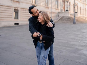 img-title Bongkar Urusan Ranjang, 7 Potret Kiky & Suami Pamer Kemesraan Saat Honeymoon