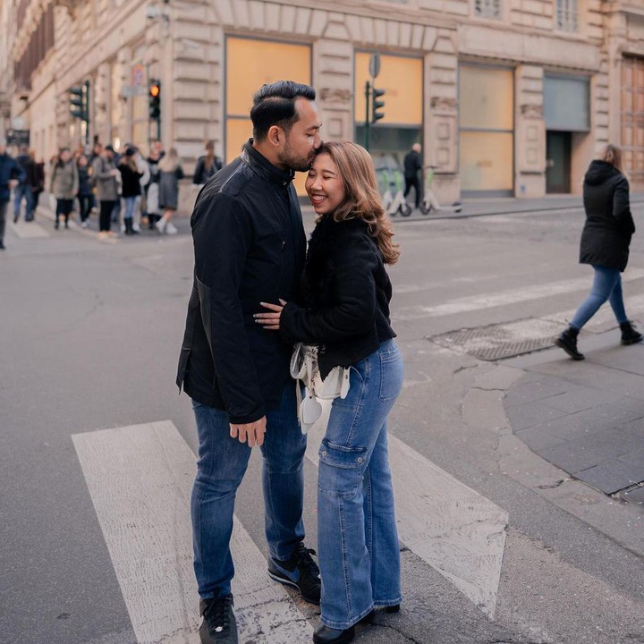 <p>Salah satunya bahkan ada yang mendoakan agar pasangan ini cepat mendapatkan keturunan. "Yeyyy ga sabaran menanti kiky junior & khairi junior @poykhairi & @kikysaputrii. Happy honeymoon couple terbaik," tulis akun @ini*****. (Foto: Instagram @poykhairi dan @kikysaputrii)</p>