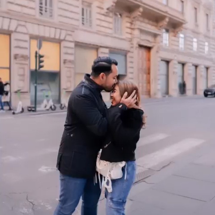 <p>Postingan dengan puluhan ribu likes ini tentunya turut menuai beragam reaksi dari netizen. Tak sedikit dari mereka memberi komentar dan pesan positif, lho. (Foto: Instagram @poykhairi dan @kikysaputrii)<br /><br /><br /></p>