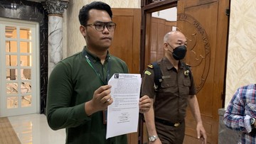 Koalisi Protes PN Surabaya, Polisi Jadi Pengacara Terdakwa Kanjuruhan Koalisi Sipil protes soal anggota Polri menjadi penasihat hukum tiga polisi terdakwa kasus Kanjuruhan. Hal itu dikhawatirkan menimbulkan konflik kepentingan.
