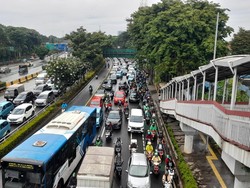 Jalan Gatot Subroto Arah Semanggi Macet, Motor Terobos Jalur TransJakarta