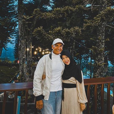 Fanny Nikah dengan Bule, 7 Potret Mark Sungkar & Istri Daun Muda Beda 45 Tahun