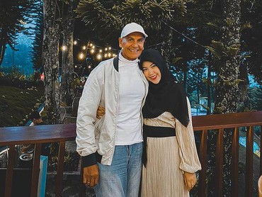img-title Fanny Nikah dengan Bule, 7 Potret Mark Sungkar & Istri Daun Muda Beda 45 Tahun