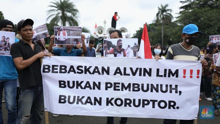Massa aksi melakukan orasi dan memakai topeng Henry Surya, pemilik sekaligus pendiri KSP Indosurya di Kawasan Patung Kuda, Jakarta, Kamis (2/2/223).  (CNBC Indonesia/Tri Susilo)